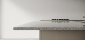 Fotorealistisk bild av en minimalistisk köksbänk i ljus grå granit med rak kantprofil.