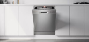 Integrerad diskmaskin i vitt kök med rena linjer.