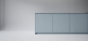 Fotorealistiskt foto av en målad kökslucka i ljusgrått mot en vit vägg. Ultra-minimalistisk design.