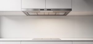 Fotorealistisk bild av en minimalistisk köksfläkt i rostfritt stål ovanför en induktionshäll.