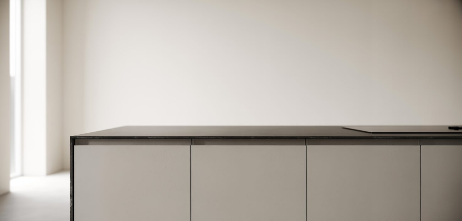 Fotorealistiskt foto av en minimalistisk köksö med mörk bänkskiva och vita skåp, med fokus på rena linjer och minimal design. Naturligt ljus.