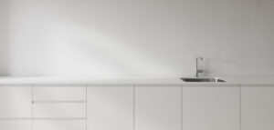 Rent kök med bänkskiva och vask, minimalistisk design.