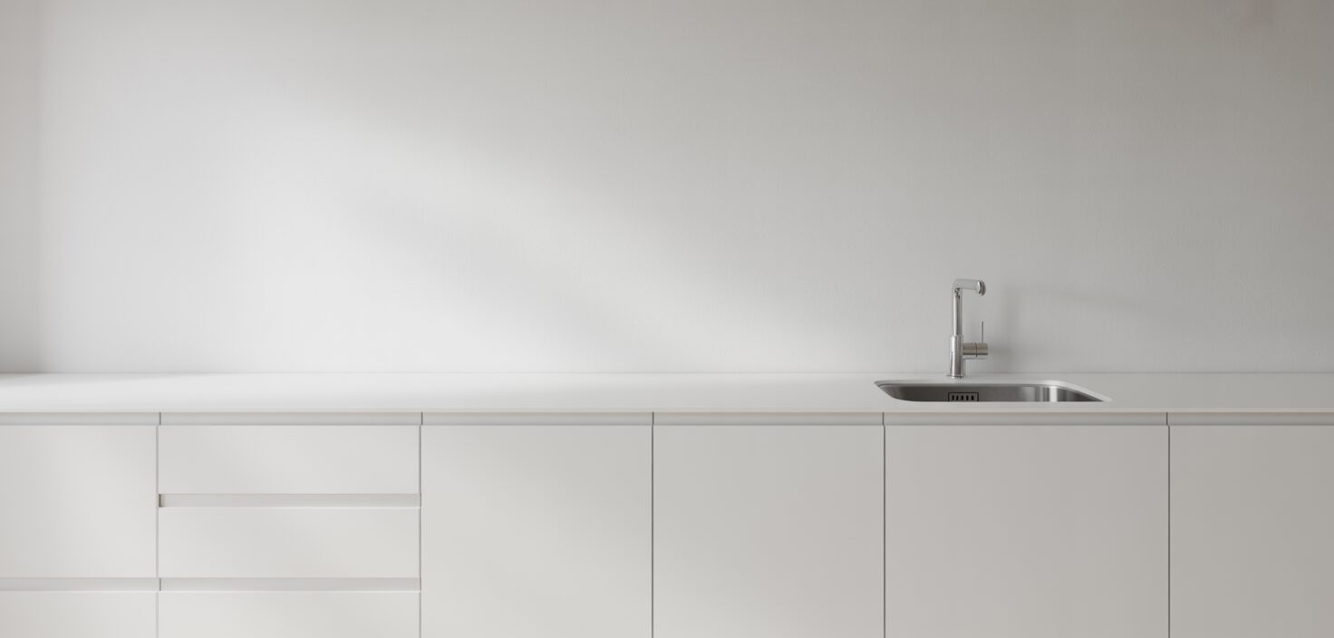 Rent kök med bänkskiva och vask, minimalistisk design.