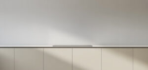 Minimalistiskt kök med vit skåpslucka, rent och stilrent.