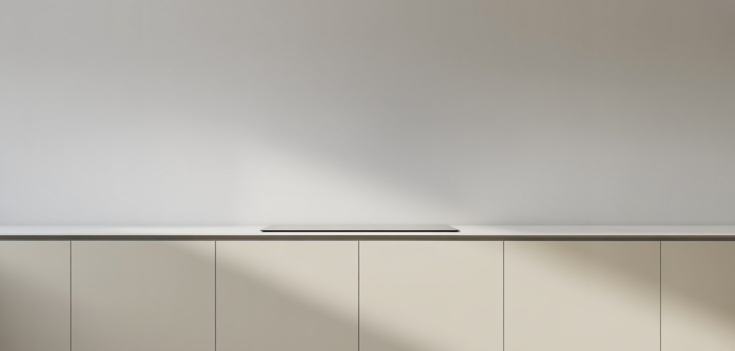 Minimalistiskt kök med vit skåpslucka, rent och stilrent.