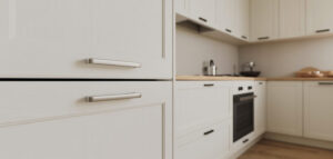 Fotorealistiskt foto av en vit kökslucka med stålhandtag i ett minimalistiskt kök. Rent och snyggt.