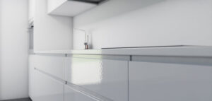 Minimalistiskt vitt kök med slät skåpslucka i närbild, rent och stilrent.