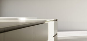 Modernt kök med minimalistisk design. En vit kökslucka är delvis öppen och visar insidan. Bakgrunden är helt vit.