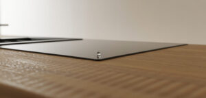 Närbild på en oljad ekbänkskiva med en vattendroppe.