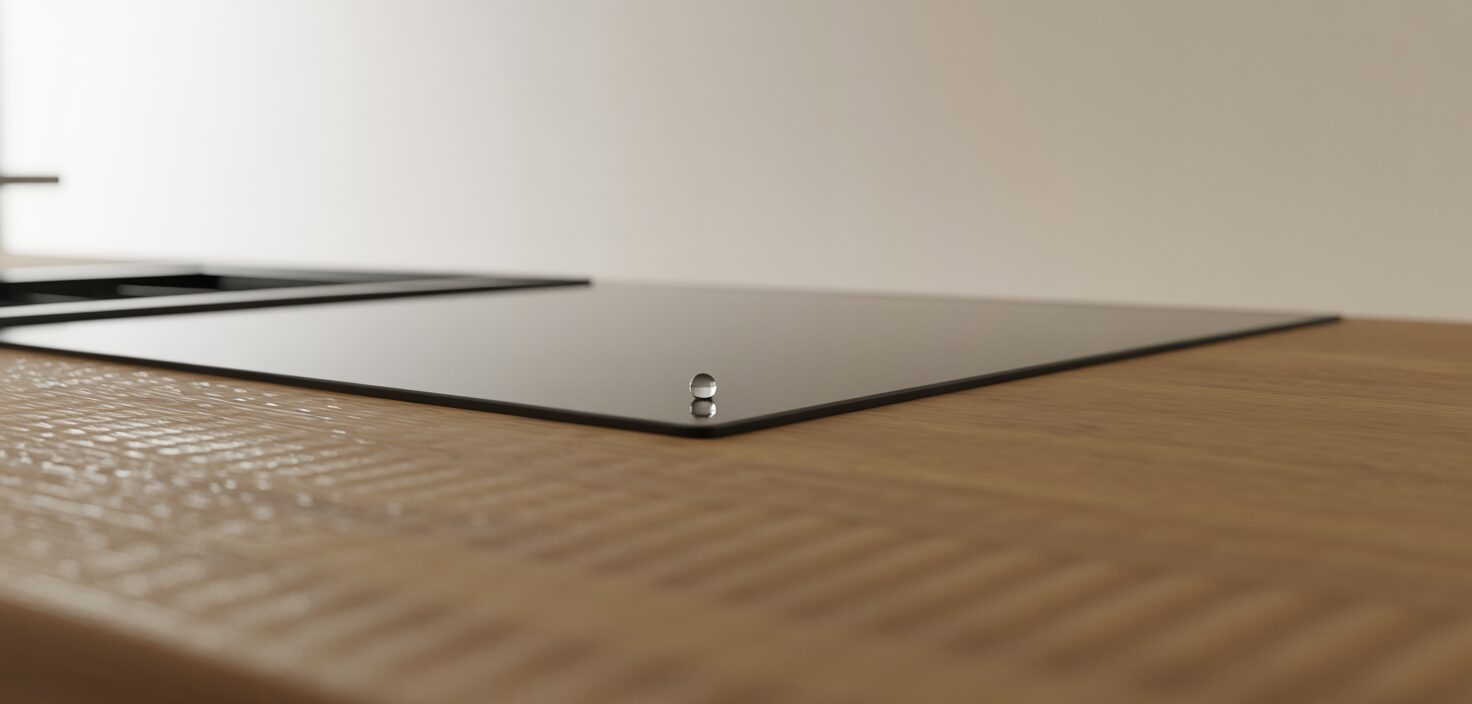 Närbild på en oljad ekbänkskiva med en vattendroppe.