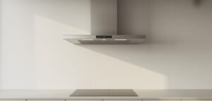 Köksfläkt i ett modernt, minimalistiskt kök, fotograferat i naturligt ljus.