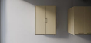 En närbild av en vit kökslucka med minimalistiskt handtag, för att illustrera köksdesign.