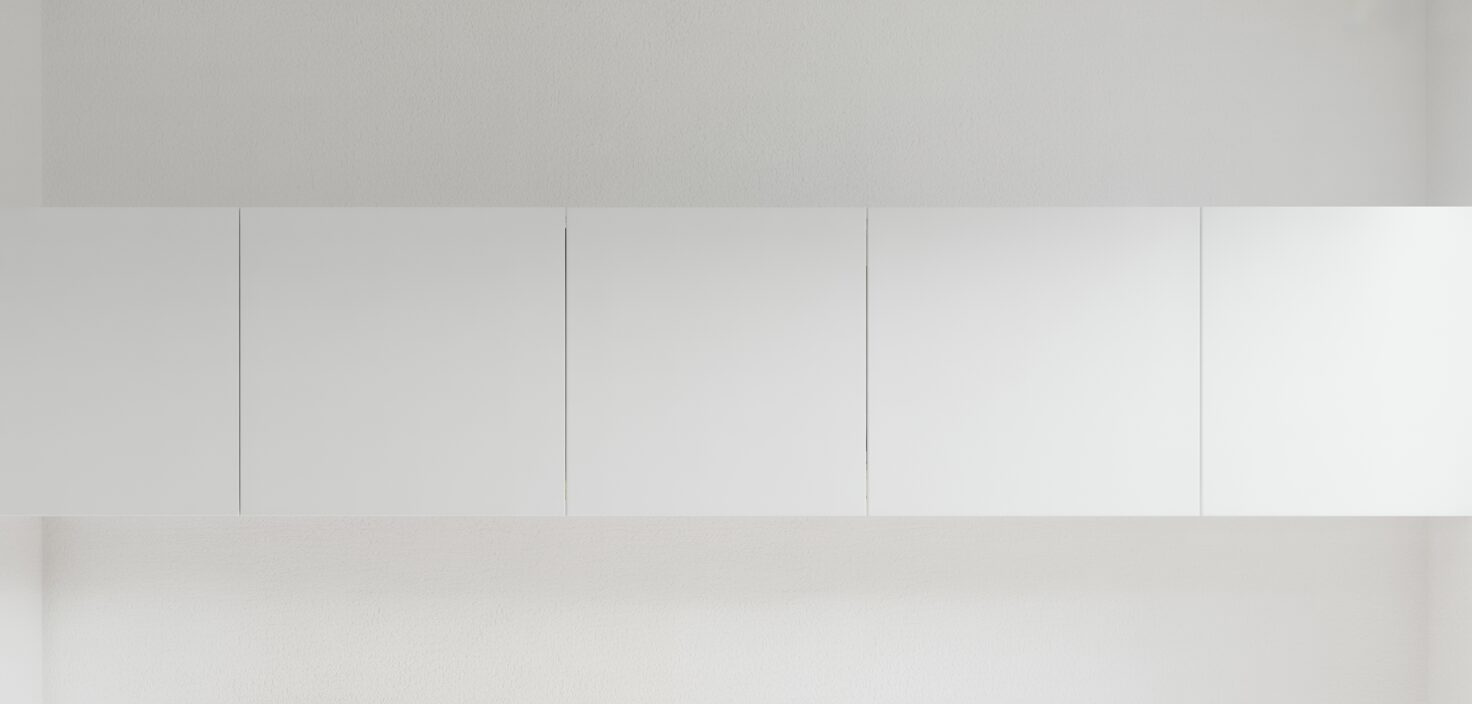 Fotorealistisk bild av en ensam, vit kökslucka på en vit vägg. Minimalistisk design.