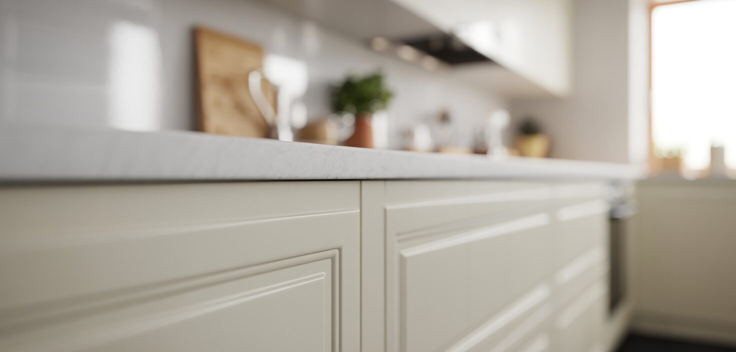 Närbild av en vit kökslucka i ett minimalistiskt kök. Fokus på detaljer och texturer, fotorealistisk bild.